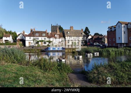 Cottage lungo il fiume Avon a Tewkesbury Gloucestershire Inghilterra Case rurali inglesi lungo il fiume Foto Stock