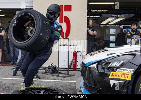 Meccanico, mecanico durante il 1° round del Fanatec GT World Challenge 2024 motorizzato da AWS sul circuito Paul Ricard, dal 5 al 7 aprile 2024 a le Castellet, Francia Foto Stock