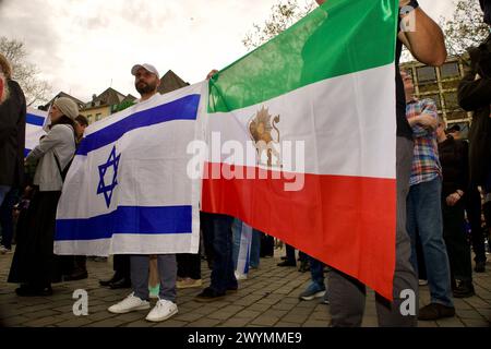 Colonia, Germania, 7 aprile 2024. Centinaia di persone partecipano alla manifestazione di solidarietà con Israele organizzata da Alleanza contro l'antisemitismo. Foto Stock