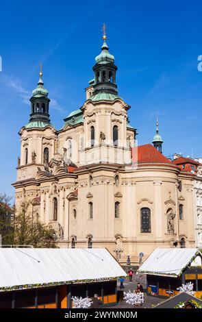 Chiesa di San Nicola con bancarelle del mercato di Pasqua in Piazza della città Vecchia a Praga, Repubblica Ceca Foto Stock