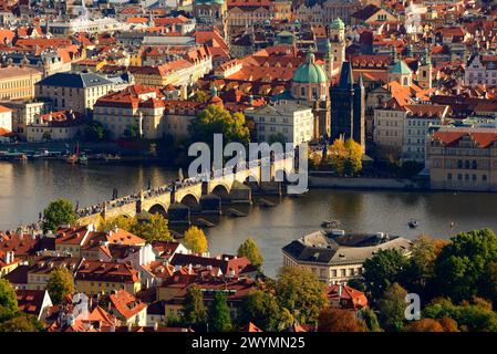 Vista del ponte di Carlo dal colle di Petřín, Praga Foto Stock
