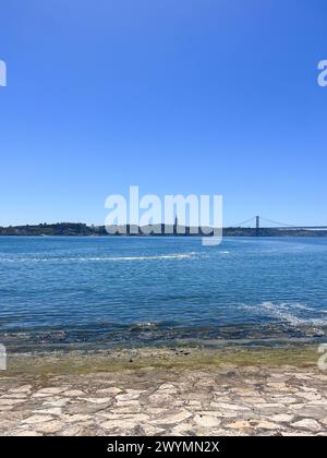 Lisbona, Portogallo, estate, steets, edifici colorati, edificio della Fondazione, Cascais, palazzo da pena, museo MAAT Foto Stock