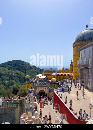 Lisbona, Portogallo, estate, steets, edifici colorati, edificio della Fondazione, Cascais, palazzo da pena, museo MAAT Foto Stock