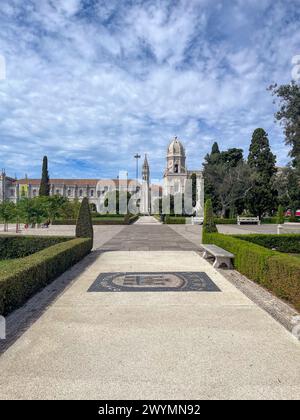 Lisbona, Portogallo, estate, Padrão dos Descobrimentos, Centro Cultural de Belém, Empire Square Garden, oceano Atlantico, Europa, Monastero di Jerónimos Foto Stock