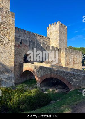 Lisbona, Portogallo, estate, steets, edifici colorati, Castelo de S. Jorge, edificio storico in Europa, oceano Atlantico, cultura europea Foto Stock