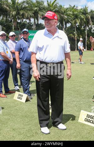 Doral, Florida, Stati Uniti. 7 aprile 2024. L'ex presidente Donald Trump visita il campo pratica prima dell'ultima partita del LIV Golf Miami al Trump National Doral. (Credit Image: © Debby Wong/ZUMA Press Wire) SOLO PER USO EDITORIALE! Non per USO commerciale! Foto Stock