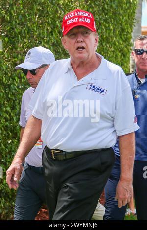 Doral, Florida, Stati Uniti. 7 aprile 2024. L'ex presidente Donald Trump visita l'ultimo round del LIV Golf Miami al Trump National Doral. (Credit Image: © Debby Wong/ZUMA Press Wire) SOLO PER USO EDITORIALE! Non per USO commerciale! Foto Stock