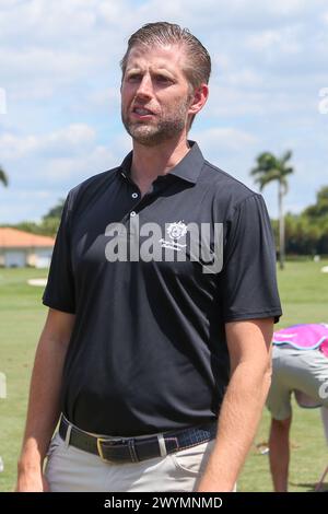 Doral, Florida, Stati Uniti. 7 aprile 2024. Eric Trump visita il campo pratica prima dell'ultima partita del LIV Golf Miami al Trump National Doral. (Credit Image: © Debby Wong/ZUMA Press Wire) SOLO PER USO EDITORIALE! Non per USO commerciale! Foto Stock