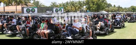 Doral, Florida, Stati Uniti. 7 aprile 2024. I giocatori aspettano sui loro golf cart prima dell'ultima partita del LIV Golf Miami al Trump National Doral. (Credit Image: © Debby Wong/ZUMA Press Wire) SOLO PER USO EDITORIALE! Non per USO commerciale! Foto Stock