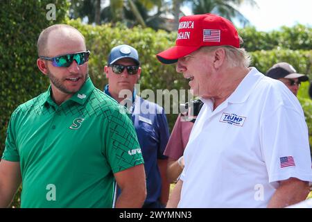 Doral, Florida, Stati Uniti. 7 aprile 2024. L'ex presidente Donald Trump (R) parla con Dean Burmester di Stinger durante l'ultimo round del LIV Golf Miami al Trump National Doral. (Credit Image: © Debby Wong/ZUMA Press Wire) SOLO PER USO EDITORIALE! Non per USO commerciale! Foto Stock