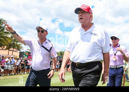 Doral, Florida, Stati Uniti. 7 aprile 2024. L'ex presidente Donald Trump si avvicina al primo tee prima dell'ultimo round del LIV Golf Miami al Trump National Doral. (Credit Image: © Debby Wong/ZUMA Press Wire) SOLO PER USO EDITORIALE! Non per USO commerciale! Foto Stock