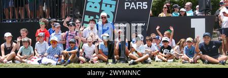 Doral, Florida, Stati Uniti. 7 aprile 2024. Greg Norman (C) posa con i trofei e i bambini prima dell'ultimo round del LIV Golf Miami al Trump National Doral. (Credit Image: © Debby Wong/ZUMA Press Wire) SOLO PER USO EDITORIALE! Non per USO commerciale! Foto Stock