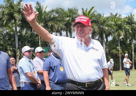 Doral, Florida, Stati Uniti. 7 aprile 2024. L'ex presidente Donald Trump ondeggia alla folla al campo pratica prima dell'ultima partita del LIV Golf Miami al Trump National Doral. (Credit Image: © Debby Wong/ZUMA Press Wire) SOLO PER USO EDITORIALE! Non per USO commerciale! Foto Stock