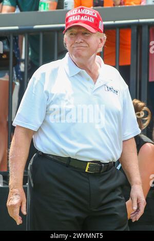 Doral, Florida, Stati Uniti. 7 aprile 2024. L'ex presidente Donald Trump al primo tee prima dell'ultimo round del LIV Golf Miami al Trump National Doral. (Credit Image: © Debby Wong/ZUMA Press Wire) SOLO PER USO EDITORIALE! Non per USO commerciale! Foto Stock