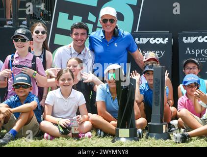 Doral, Florida, Stati Uniti. 7 aprile 2024. Greg Norman (C) posa con i trofei e i bambini prima dell'ultimo round del LIV Golf Miami al Trump National Doral. (Credit Image: © Debby Wong/ZUMA Press Wire) SOLO PER USO EDITORIALE! Non per USO commerciale! Foto Stock