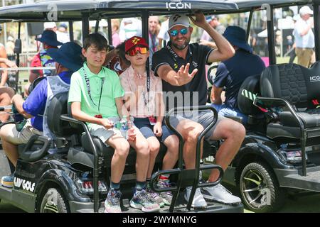 Doral, Florida, Stati Uniti. 7 aprile 2024. Marc Leishman (R) di Ripper con i suoi due figli, Harvey (L) e Oliver prima dell'ultimo round del LIV Golf Miami al Trump National Doral. (Credit Image: © Debby Wong/ZUMA Press Wire) SOLO PER USO EDITORIALE! Non per USO commerciale! Foto Stock