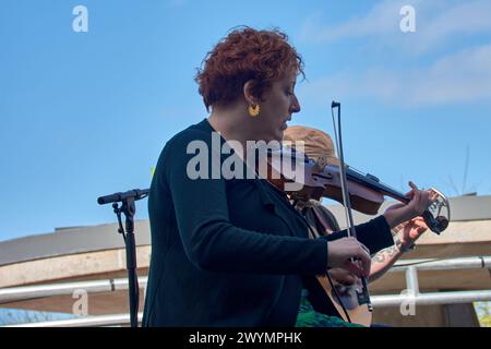 Vigo, Pontevedra, Spagna; 7 aprile 2024; una donna appartenente ad una band suona il violino ai festeggiamenti della Reconquista di Vigo Foto Stock