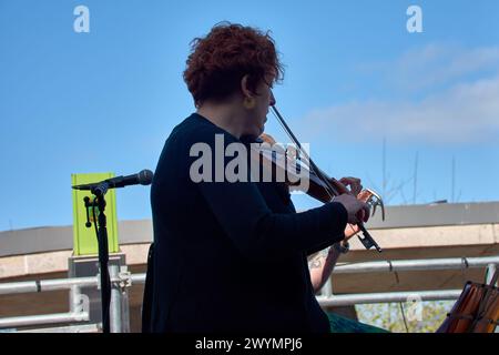 Vigo, Pontevedra, Spagna; 7 aprile 2024; una donna appartenente ad una band suona il violino ai festeggiamenti della Reconquista di Vigo Foto Stock