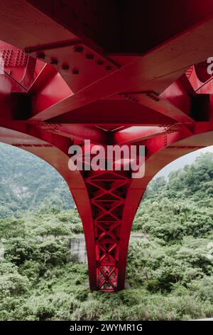 Hualien, Taiwan. 2 luglio 2009. Vista del Ponte Shakadang, un ponte ad arco rosso in acciaio, sul fiume con lo stesso nome attraverso la profonda gola di marmo, visto dal sentiero Shakadang sotto il ponte nel Parco Nazionale di Taroko, Hualien, Taiwan. Foto Stock