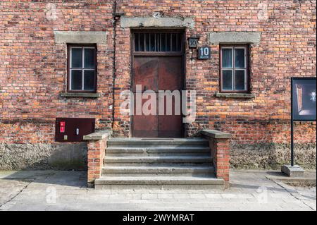 Auschwitz, Polonia, 21 marzo 2024 - facciata in mattoni di una caserma nel campo di concentramento per esperimenti medici Foto Stock