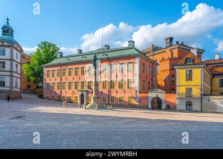 La statua in bronzo di Birger Jarl, considerata il fondatore di Stoccolma, in Svezia, si erge davanti allo storico Palazzo Stenbock, con l'architettura europea e le strade acciottolate crogiolate alla luce del giorno. Foto Stock