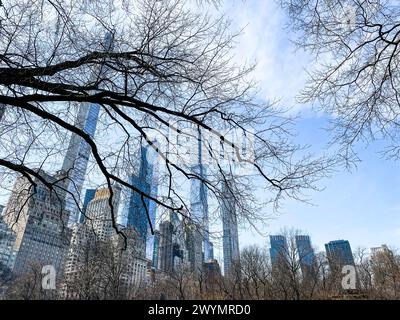Gli appartamenti superalti lungo Central Park South sono chiamati Billionaires Row, come si vede dallo stagno di Central Park, 2024, NYC, USA Foto Stock