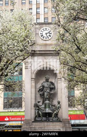 James Gordon Bennett Monument, Herald Square Park, New York City, USA 2024 Foto Stock