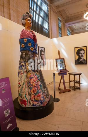 "Los Sabores de mi Mexico", mostra di Frida Kahlo nella Vanderbilt Hall, dal 5 al 7 aprile 2024, Grand Central Terminal, New York City, USA Foto Stock