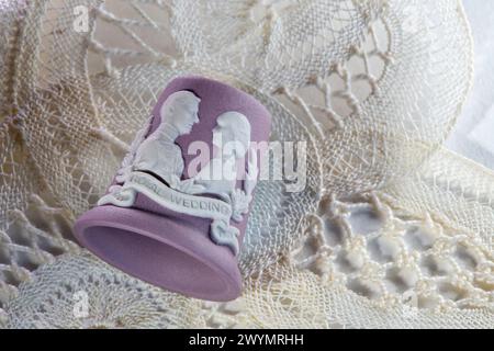 Wedgwood Royal Wedding Charles e Diana Jasperware Lilac Thimble 1981 Foto Stock