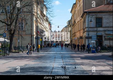 Cracovia, piccola Polonia, 19 marzo 2024 - via Szewska con ristoranti, bar, negozi e binari del tram Foto Stock