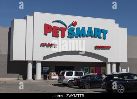 Chicago - 6 aprile 2024: Posizione del centro commerciale PetSmart. PetSmart vende forniture per animali domestici e servizi di cura del corpo in negozio. Foto Stock