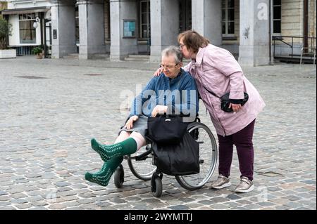 Figlia felice con la sindrome di Down che abbraccia la sua madre di 85 anni su una sedia a rotelle, Tienen, Belgio, modello rilasciato Foto Stock