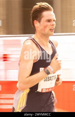 Berlino, Berlino, Germania, Germania. 7 aprile 2024. I partecipanti gareggiano durante la Berlin Half Marathon, che inizia a Siegesaule e termina alla porta di Brandeburgo a Berlino, in Germania, il 7 aprile 2024. (Foto di Sergio Mendes/PxImages) (immagine di credito: © Sergio Mendes/PX Imagens via ZUMA Press Wire) SOLO PER USO EDITORIALE! Non per USO commerciale! Foto Stock