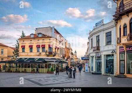 Bitola, Macedonia del Nord - 13 marzo 2024: Piazza Magnolia e Shirok Sokak nel centro della città. Foto Stock