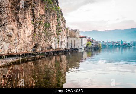 Ohrid Boardwalk, una passerella sul lago che conduce dalla città vecchia di Ocrida alla fortezza di Samuele lungo un sentiero sul lago. In Macedonia del Nord. Foto Stock