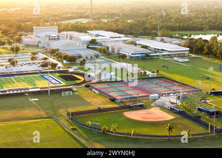 Strutture sportive presso la scuola pubblica di North Port, Florida. Stadio di football americano, campo da tennis e infrastrutture sportive da baseball Foto Stock