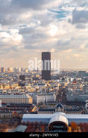 Parigi, Francia - 20 gennaio 2022: Vista generale della strada da Parigi, la capitale francese. Architettura tipica francese e vista sulla città. Torre di Montparnasse i Foto Stock