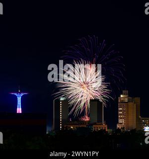 Spettacolo di fuochi d'artificio del 4 luglio. Coney Island, Brooklyn, New York, Stati Uniti Foto Stock