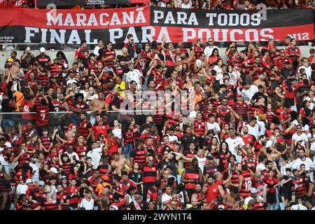 Rio De Janeiro, Brasile. 7 aprile 2024. Rio de Janeiro, Brasile, 7 aprile 2024: Tifosi del Flamengo durante la finale del Campionato Carioca (andata) tra Nova Iguacu x Flamengo allo stadio Maracanã di Rio de Janeiro, Brasile. Flamengo ha vinto 3-0. ANDRE (ANDRE Ricardo/Sports Press Photo/SPP) credito: SPP Sport Press Photo. /Alamy Live News Foto Stock