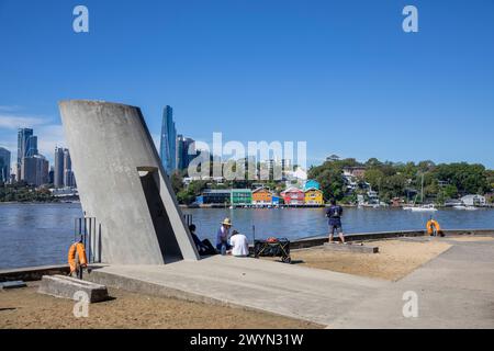 Ballast Point Park sulla Penisola di Balmain, con delicate sculture in cemento, vedute di Mort Bay, del molo Waterview e del centro di Sydney Foto Stock