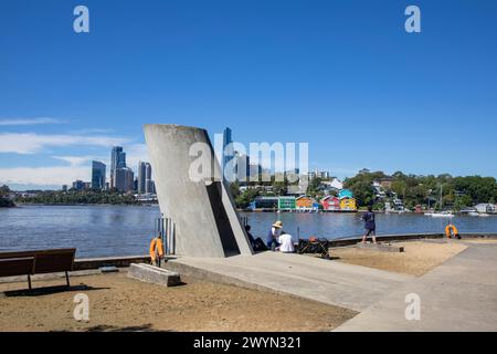 Ballast Point Park sulla Penisola di Balmain, con delicate sculture in cemento, vedute di Mort Bay, del molo Waterview e del centro di Sydney Foto Stock