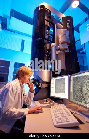 Imaging a risoluzione atomica mediante TEM, microscopia elettronica a trasmissione ad alta risoluzione HR-TEM, caratterizzazione di materiali su scala nano, osservazione in tempo reale di fenomeni su scala nano, CIC nanoGUNE, Nanoscience Cooperative Research Center, San Sebastian, Donostia, Gipuzkoa, Euskadi, Spagna. Foto Stock