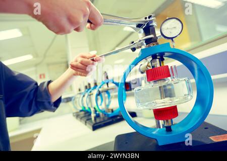 Test di fragilità. Corrosione ed elettrochimica in laboratorio. Divisione energia e ambiente. Tecnalia ricerca e innovazione. Donostia. San Sebastian. Gipuzkoa. Paesi Baschi. Spagna. Europa. Foto Stock