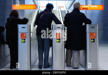 Tornelli alla stazione di Ansio, metropolitana di Bilbao progettata dall'architetto Normal Foster. Barakaldo, Bilbao. Biscaglia, Euskadi. Spagna. Foto Stock