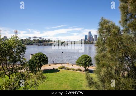 Ballast Point Park sulla Penisola Balmain di Sydney, con viste sul porto, sul Sydney Harbour Bridge, sull'isola di Goat e sui grattacieli nel centro della città. Foto Stock