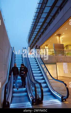 Scale mobili, Palazzo Euskalduna, Bilbao, Bizkaia, Paesi Baschi, Spagna. Foto Stock