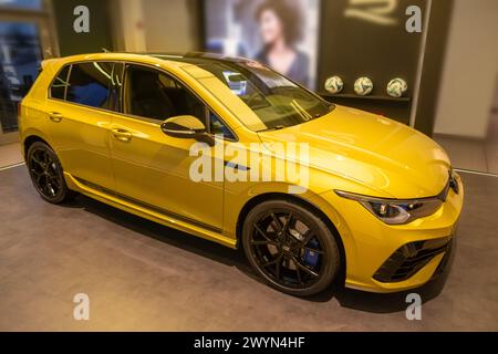 Elegante auto sportiva VW Golf R gialla parcheggiata nello showroom, veicoli ad alte prestazioni, tecnologia automobilistica e sistemi di assistenza alla guida, auto di lusso Foto Stock