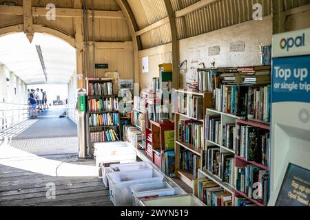 Piccola biblioteca al molo di Thames Street, al molo dei traghetti di Balmain, per prendere in prestito e prestare libri, Sydney, NSW, Australia Foto Stock