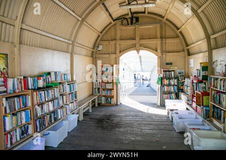 Piccola biblioteca al molo di Thames Street, al molo dei traghetti di Balmain, per prendere in prestito e prestare libri, Sydney, NSW, Australia Foto Stock