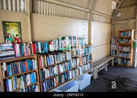 Piccola biblioteca al molo di Thames Street, al molo dei traghetti di Balmain, per prendere in prestito e prestare libri, Sydney, NSW, Australia Foto Stock